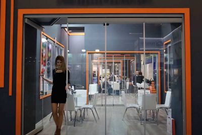 Üstten Askılı Vitrin