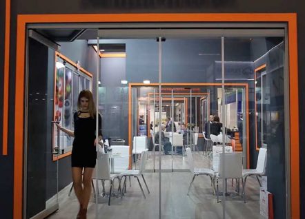 Üstten Askılı Vitrin